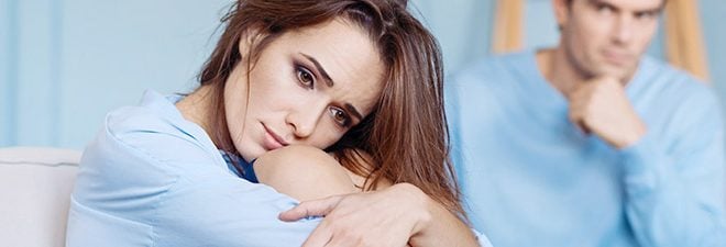 Frau mit angezogenen Beinen und Bindungsangst